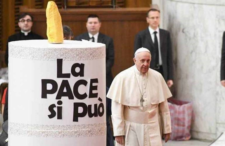 La pace si allontana. Solo i bambini e Papa Francesco sanno come recuperarla