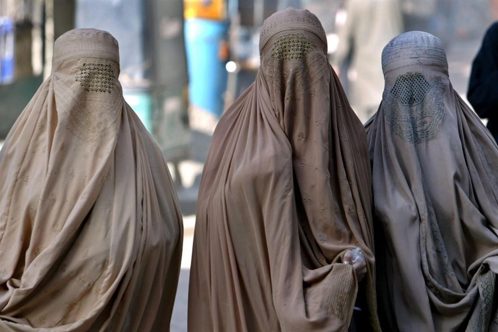 In Afghanistan donne di nuovo recluse sotto il burqa